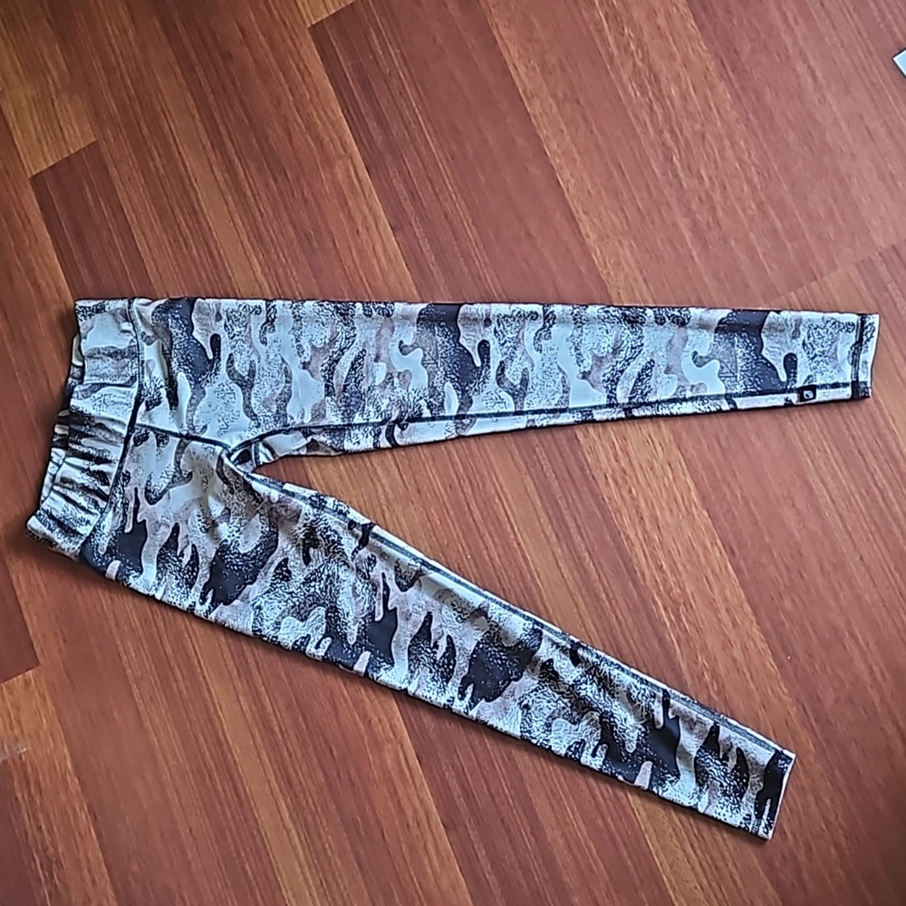 TEREZ Smeared Black White Camo Print Legging Hi-Shine Small NWOT